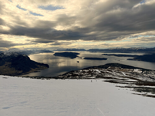 Bilde #19: På vei ned. De to skiløperne langt der fremme, er meg og eldste datter.