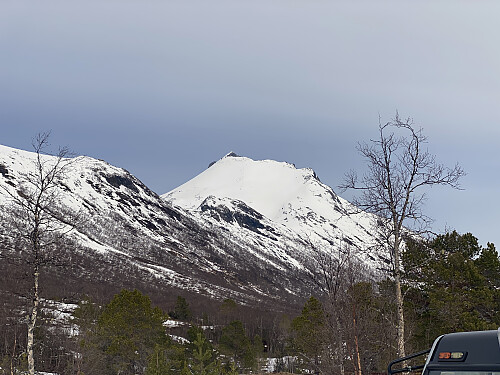 Bilde #4: Middagstinden [1568 m.o.h.] sett fra Nedre Røsta parkeringsplass. Gullkoppen sees ikke fra denne vinkelen.