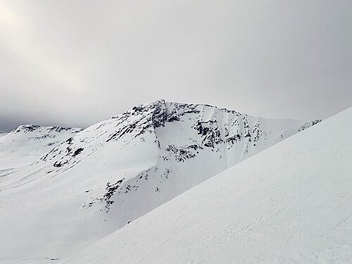 Bilde #11: Utsikt over mot Litlevasstinden [1491 m.o.h.]. Grensa mellom kommunene Rauma og Fjord, og dermed grensa mellom Romsdal og Sunnmøre, går akkurat over toppen på dette fjellet.