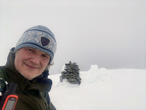 Bilde #13: Ved varden på toppen [1572 m.o.h.]. Men det var ikke mye til utsikt da jeg kom opp dit.