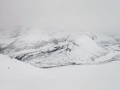 Bilde #14: Kammen [1096 m.o.h.] og Litlevatnet [575 m.o.h.] kommer til syne igjen i det jeg kommer meg under skydekket.