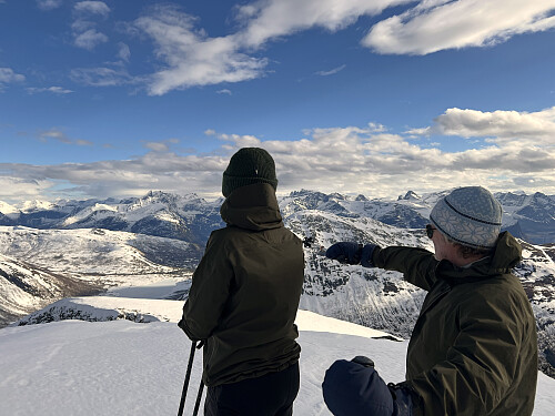 Bilde #12: Jeg peker ut noen av toppene i Romsdalen for eldste datter (se neste bilder).