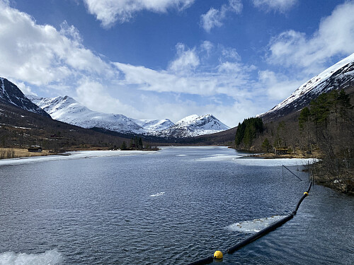Bilde #1: Jeg parkerte ved nedre ende av Berillvatnet [371-370 m.o.h.]. I bakgrunnen sees Taskedalshornet [1406], Storådalshornet [1233] og Kammen [1096 m.o.h.].