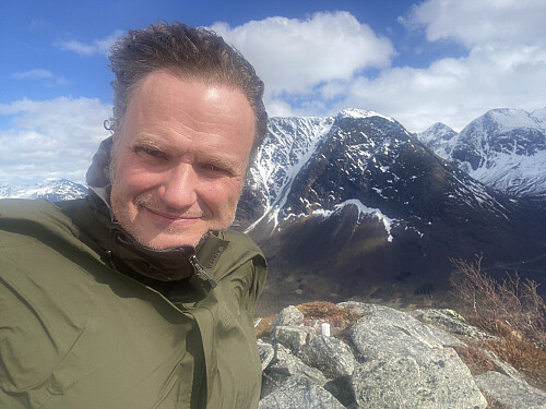 Bilde #7: På toppen av Kinnakollen, og med Gråfonnfjellet [1481], Alnestinden [1663] og Småholtinden [1591 m.o.h.] i bakgrunnen.