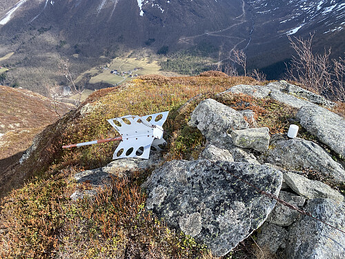 Bilde #8: Kartverket ser ut til å ha hatt et trigonometrisk punkt på toppen av Kinnakollen, men staken som en gang markerte punktet er falt ned.
