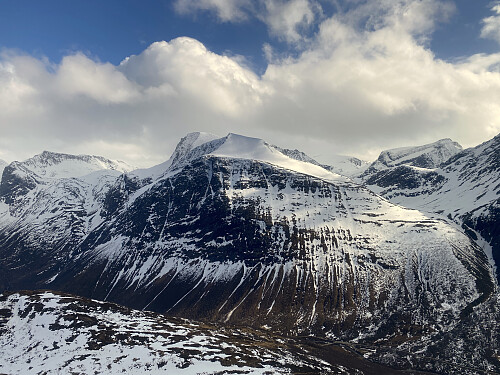 Bilde #16: Utsikt mot Hesten igjen, med Storfjellet [1628/1648 m.o.h.] til venstre, og Høgstolen [1741 m.o.h.] til høgre.
