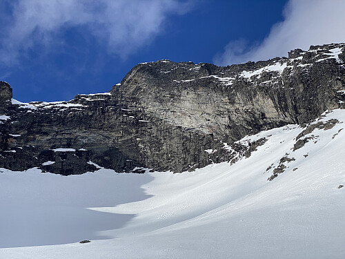Bilde #18: Utsikt fra Gullkoppen opp mot toppen av Middagstinden [1568 m.o.h.].