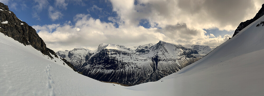 Bilde #19: Panorama fra Gullkoppen mot blant annet Hesten [1611] og Gamlestølfjellet [1528 m.o.h.].