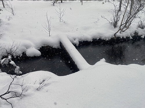 Bilde #3: Circa 400 meter etter at man har tatt av fra Bøstølveien, kommer man til denne lille elva som man må over. Elva kommer ned fra Bøstøllia, og er ei lita sideelv til Innfjordelva.