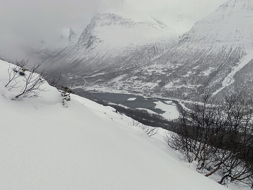 Bilde #6: Utsikt utover dalen mot Berillvatnet [371-370 m.o.h.] og Gamlestølslia. I bakgrunnen ser man Hesten [1611 m.o.h.] forsvinne opp i skydekket.