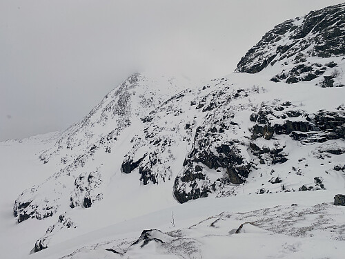 Bilde #11: Middagstinden kommer til syne bak Lille Middagstinden.