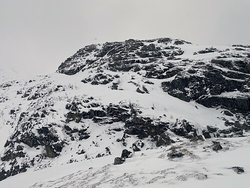 Bilde #10: Lille Middagstinden [943 m.o.h.] sett fra en litt mindre knaus oppe i det nevnte skaret.