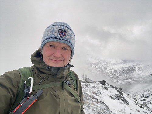 Bilde #12: På toppen av Lille Middagstinden [943 m.o.h.].