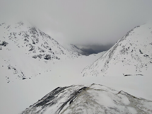 Bilde #13: Utsikt fra Lille Middagstinden utover Tindevatnet [804 m.o.h.], med Nonstinden på venstre side, og Middagstinden på høyre side.