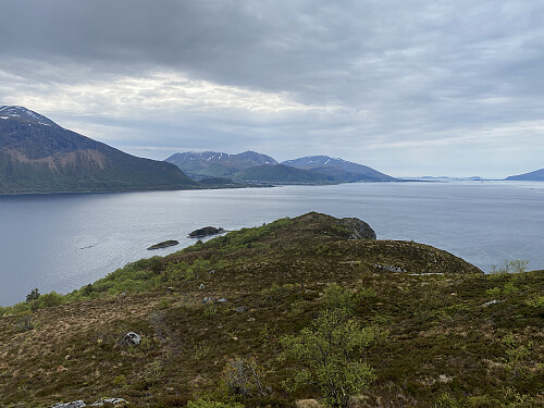 Bilde #4: Tilbakeblikk langs vestryggen. I bakgrunnen sees Brattvågen, Hildrehesten og Gamlemsveten.