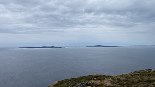 Bilde #6: Utsikt nordvestover. Fra venstre: Fjørtofta med Æafjellet [112 m.o.h.] og Harøya med Harøyburet [156 m.o.h.].