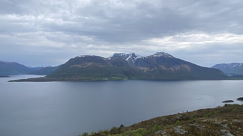 Bilde #7: Utsikt mot blant annet Skoraegga [536], Grønhornet [653], Skjerveheian [690], Storfjellet [950], Keipen [916] og Hellandshornet [884 m.o.h.].