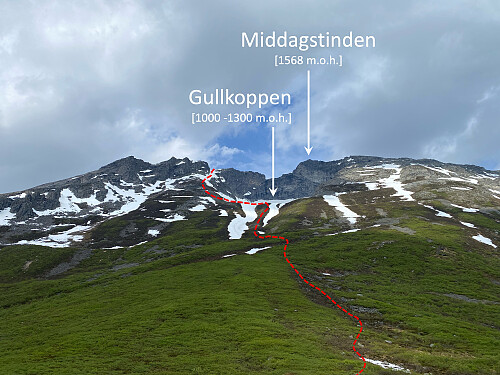 Bilde #2: Jeg valgte derfor i stedet å gå opp via Gullskåla [1000 - 1300 m.o.h.], og fulgte ei snøhylle på venstre side ut av "skåla" og opp på kanten. Ruta videre (fra der den stiplede røde linja slutter), går like bak kanten opp til toppen.