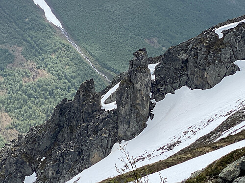 Bilde #6: Noen artige pinnakler på fjellryggen sørvest for Gullkoppen, og som er en slags fortsettelse av sørvest-sida av Gullkoppen (se kart).