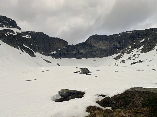 Bilde #4: Oppe på kanten av Gullkoppen [1000 - 1300 m.o.h.]. Toppen på Middagsfjellet [1568 m.o.h.] er den som sees like oppadd til høyre for midten av bildet.