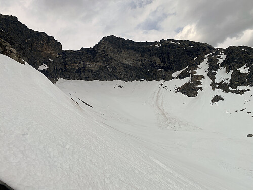 Bilde #7: Utsikt innover i Gullkoppen. Fjellsida er ganske bratt ned i denne botnen her oppe fra, så man kan komme stygt til skade om man skulle skli nedover. Stegjern, evt. groveste type Snowlinebrodder anbefales derfor.