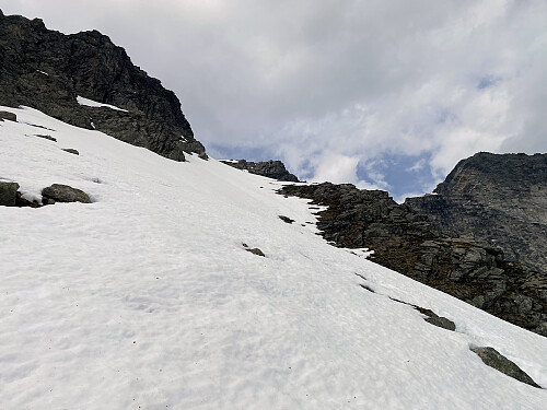 Bilde #8: Jeg er kommet et godt stykke oppover snøhylla jeg har valgt som trasé. Både dette bildet, og flere av de andre, viser at helningsvinkelen sideveis er slik at man lett kan begynne å gli nedover, om man er for dårlig skodd.