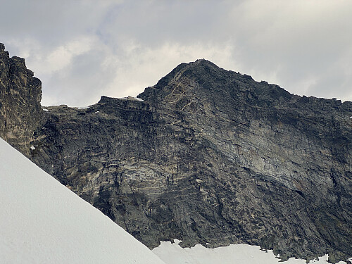 Bilde #9: Etterhvert som man kommer litt opp i høyden langs denne traséen, får man en fabelaktig utsikt over mot selve Middagstind-toppen på andre sida av Gullkoppen.