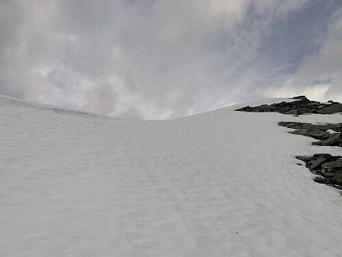 Bilde #10: Endelig er jeg oppe ved kanten, på ca. 1375 m.o.h., hvor man kommer over på den store "flatsida" av Middagstinden som man ser på bilde #1.