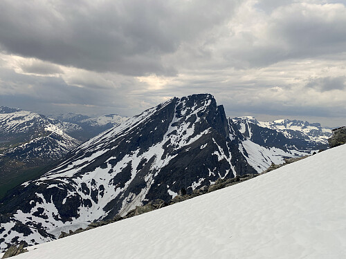 Bilde #11: Straks man er oppe på denne kanten, dvs. oppe på "vest-kanten" av Gullkoppen, ser man rett over på Nonstinden [1572 m.o.h.]. Tindevatnet [804 m.o.h.] sees så vidt nede til venstre.