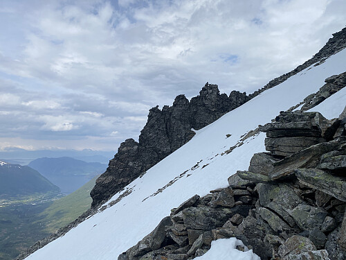 Bilde #16: Noen pinakler på ryggen opp fra Måndalen (Middagsryggen).