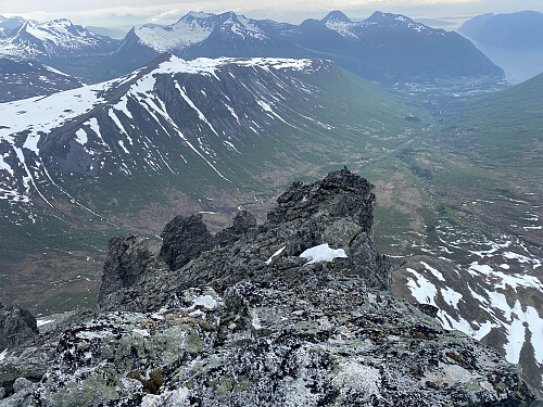 Bilde #21: Utsikt mot Måndalen, med Urhaugen [1187 m.o.h.] i venstre billedhalvdel.