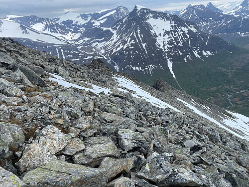 Bilde #23: To av knausene på sørryggen av Middagstinden, og som flankerer vestsida av Gullkoppen; ved h.h.v. 1310 og 1255 m.o.h.