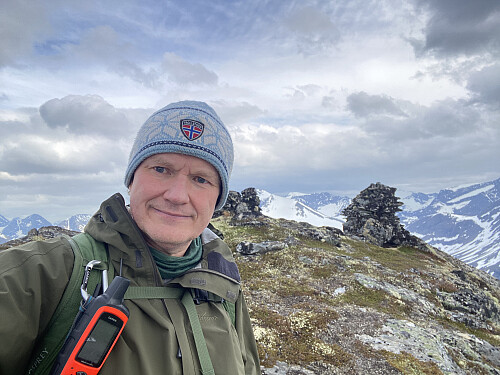 Bilde #24: På den nederste av de to knausene på forrige bilde [1255 m.o.h.], er det bygd to varder.