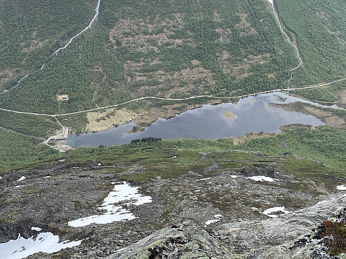 Bilde #25: Utsikt mot Berillvatnet [371 - 370 m.o.h.] og parkeringsplassen jeg startet fra.