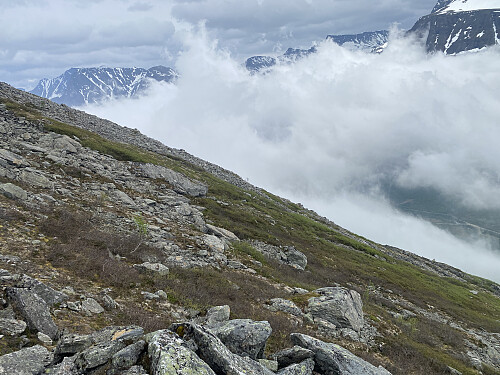 Bilde #28: Tåka kommer sigende innover dalen, men nå er jeg forbi de bratteste og farligste partiene, så det gjør ikke så mye.