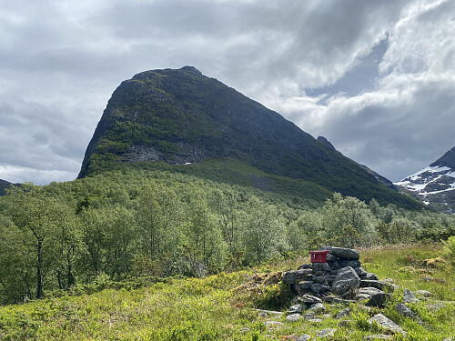 Bilde #4: Storskorka [861 m.o.h.] kommer til syne i det jeg kommer ut av skogen.