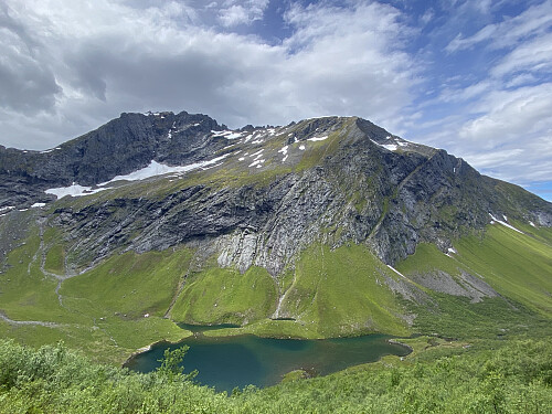 Bilde #8: Utsikt mot Brudefølget [1343 m.o.h.] og Dalsvatnet [453 m.o.h.].