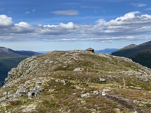 Bilde #10: Og her er jeg straks borte på toppen av Storskorka, hvor det er bygget en liten hytte, kalt Jensbu, etter en som omkom på dette fjellet i 2002.