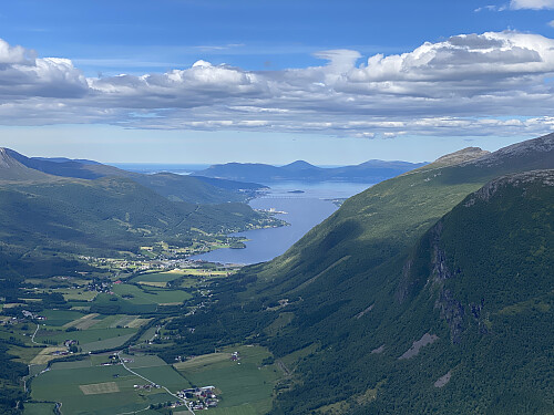 Bilde #12: Utsikt utover mot Tresfjorden og videre til Vestnes. Tresfjordbrua skimtes omtrent midt i bildet. Fjellene i bakgrunnen er de på Moldehalvøya, med Jendemsfjellet [633 m.o.h.] som det høyeste.