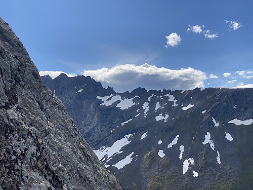Bilde #16: Utsikt over til Brudefølget med sine mange pinnakler [1343 m.o.h.].