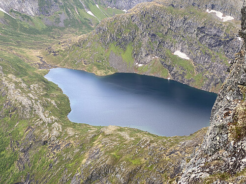 Bilde #18: Utsikt ned mot Kleivavatnet [611 m.o.h.], et yndet sted å campe i telt som utgangspunkt for fjellturer i området.
