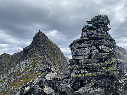Bilde #19: Ved varden på nordtoppen [1136 m.o.h.] av Litleskorka ("Litleskorka N"). Selve Litleskorka [1164 m.o.h.] troner i bakgrunnen.