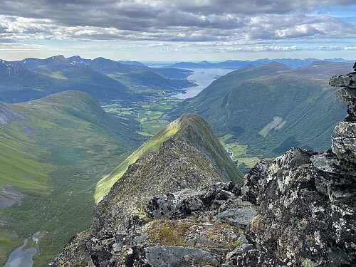 Bilde #20: På Litleskorka [1164 m.o.h.], med utsikt mot Litleskorka N [1136], Storskorka [861] og Tresfjorden.