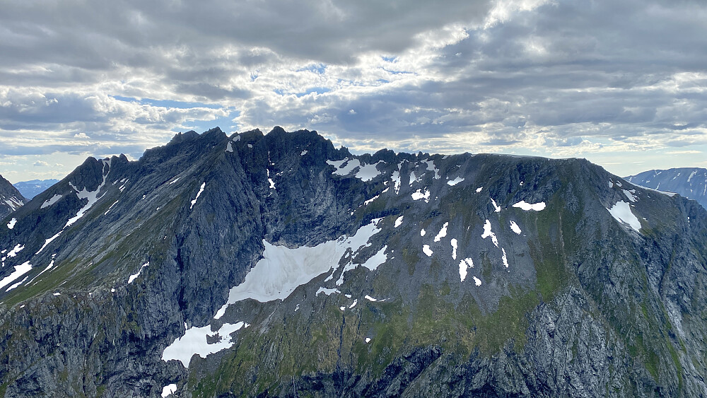 Bilde #21: Brudefølget [1343 m.o.h.] sett fra Litleskorka [1164 m.o.h.]. Normalveien til hovedtoppen er ryggen som sees til venstre i bildet.. 