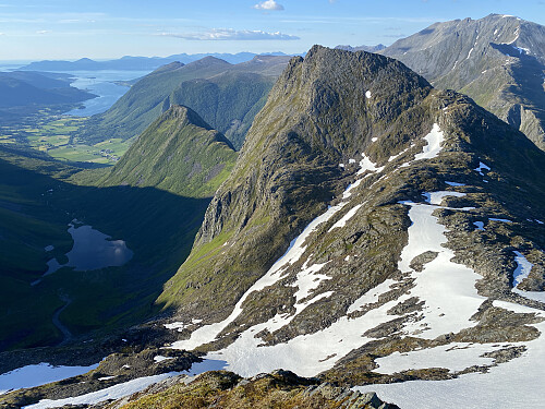 Bilde #23: Tilbakeblikk mot Litleskorka [1164] og Storskorka [861]. I bakgrunnen til høyre i bildet sees Sandfjellet [1470 m.o.h.].