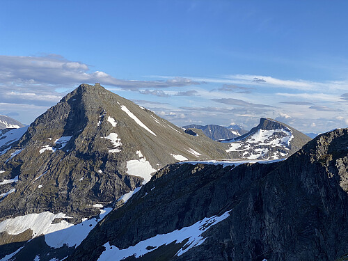 Bilde #25: Ørastolen [1392] og Auskjeret [1340 m.o.h.] sett fra Rollsbotnskorka.