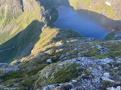 Bilde #29: Fjellryggen og traséen fra Litleskjorka ned mot Dalskleiva [633 m.o.h.] og Kleivevatnet [611 m.o.h.]. Dalskleiva Parkeringsplass [390 m.o.h.] til venstre i bildet.