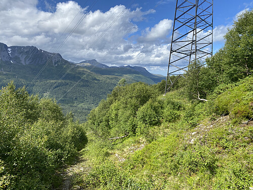 Bilde #2: Fra bunnen av Eirsdalen, går en anleggsvei i hårnålssvinger opp på Rongja; i sin tid anlagt i forbindelse med montering av høyspentmastene.