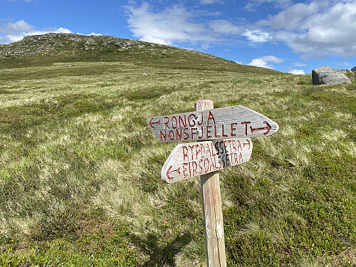 Bilde #3: Når man kommer opp på fjellryggen, kan man enten ta til venstre mot toppen på Rongja, eller man kan ta til høyre mot Nonsfjellet og Brudefølget.