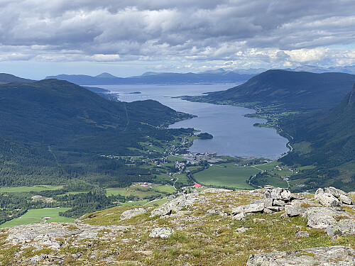 Bilde #4: Utsikt fra Rongja [684 m.o.h.] utover Tresfjorden med Tresfjordbrua ytterst. I det fjerne sees Molde, med det karakteristiske Gjendemsfjellet litt til venstre i bildet.